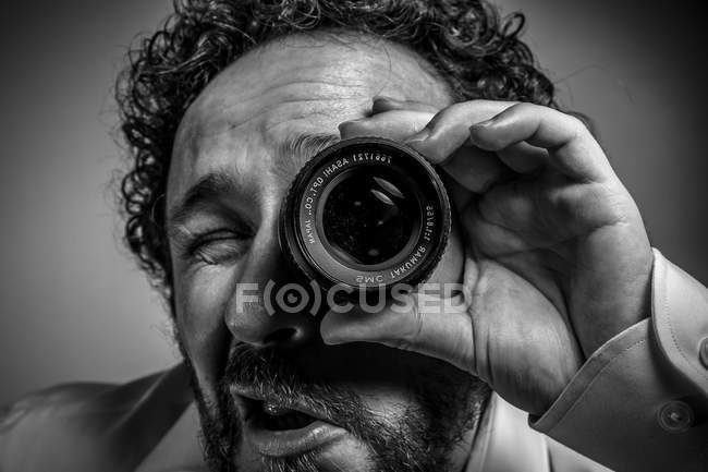 Uomo fotografo con obiettivo su occhio — Foto stock