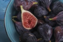 Sliced and whole figs in bowl — Stock Photo