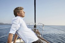 Mann entspannt sich auf Segelboot — Stockfoto