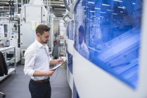 Hombre tomando notas en la máquina - foto de stock