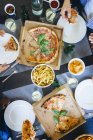 Amis manger de la pizza et des frites — Photo de stock