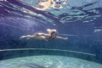 Donna immersioni subacquee — Foto stock