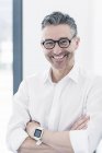 Geschäftsmann mit verschränkten Armen im Amt — Stockfoto