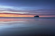 Uk, schottland, east lothian, bass rock bei untergang vom seacliff beach — Stockfoto