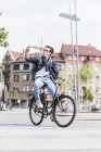 Uomo in bicicletta e scattare selfie — Foto stock