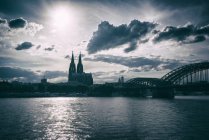 Cathédrale d'eau de Cologne en contre-jour — Photo de stock