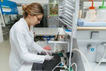 Técnico em objeto de limpeza de laboratório — Fotografia de Stock