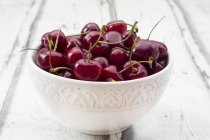 Ciotola di ciliegie fresche — Foto stock