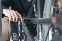Bicicleta mecânica mudando suspensão traseira — Fotografia de Stock