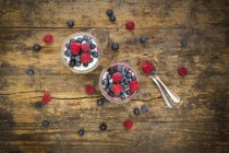 Greek yogurt with fresh blueberries and raspberries — Stock Photo
