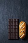 Шоколадная булочка с изюмом — стоковое фото