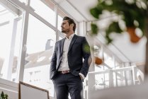 Geschäftsmann im Amt — Stockfoto