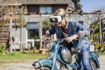 Mujer sentada en motocicleta vintage - foto de stock