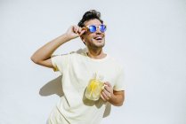 Uomo con occhiali da sole e limonata — Foto stock