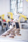Nahaufnahme der Handhabung von Cookies durch Industrieroboter — Stockfoto