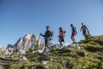 Trekking tra amici in montagna — Foto stock