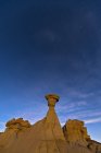 Estados Unidos, Nuevo México, Cuenca de San Juan, Valle de los Sueños, Badlands, Ah-shi-sle-pah Wash, formación de roca arenisca, hoodoos en la noche - foto de stock