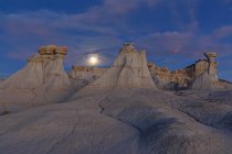 Estados Unidos, Nuevo México, Cuenca de San Juan, Valle de los Sueños, Badlands, Ah-shi-sle-pah Wash, formación de rocas areniscas, hoodoos - foto de stock