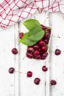 Scatola di cartone di ciliegie fresche — Foto stock