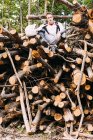 Motociclista seduto su pila di legno — Foto stock