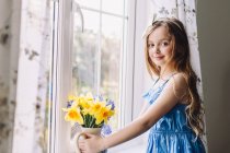 Lächelndes Mädchen mit Blumenvase — Stockfoto