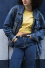 Mujer vistiendo jeans - foto de stock