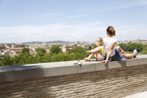 Mutter und Tochter schauen auf den Blick, — Stockfoto