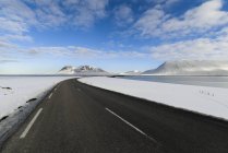 Strada vuota attraverso l'Islanda — Foto stock