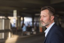 Бізнесмен очікування в автобусного терміналу — стокове фото