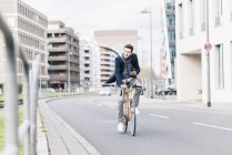 Homme d'affaires à vélo — Photo de stock