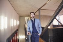 Geschäftsmann steht auf Büroflur — Stockfoto