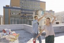 Пара, танцює на даху — стокове фото