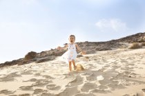 Mädchen läuft am Strand — Stock Photo