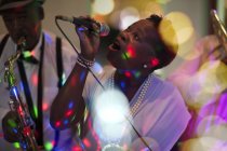 Banda che suona con una donna che canta — Foto stock