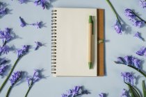 Notizbuch mit Stift und Blumen — Stockfoto