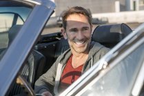 Homme assis dans une voiture de sport — Photo de stock