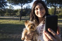 Женщина делает селфи с собакой — стоковое фото