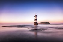 Regno Unito, Galles, Anglesey, Penmon, Dinmor Point, Trywn Du Lighthouse con Puffin Island sullo sfondo — Foto stock