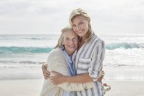 Mother and daughter embracing on beach — Stock Photo
