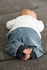 Menino recém-nascido deitado no sofá — Fotografia de Stock