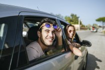 Jovem homem e mulher no carro — Fotografia de Stock