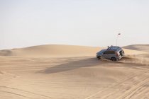 ОАЕ, позашляховик на поїздки в пустелі між Абу-Дабі та Дубаї — стокове фото