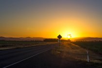 Paisagem perto de Mackay, estrada ao pôr do sol — Fotografia de Stock