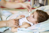 Fille ayant la varicelle avec thermomètre — Photo de stock
