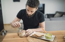 Hombre preparando el desayuno - foto de stock