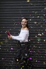 Donna che lancia coriandoli — Foto stock