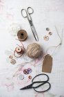 Sewing kit with yarn and scissors — Stock Photo