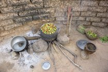 Burkina faso, Dorf toeghin, Kochen der Früchte des Sheabaums — Stockfoto