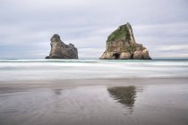 Wharariki Beach à la mer de Tasman — Photo de stock