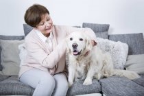 Seniorin sitzt mit Hund — Stockfoto